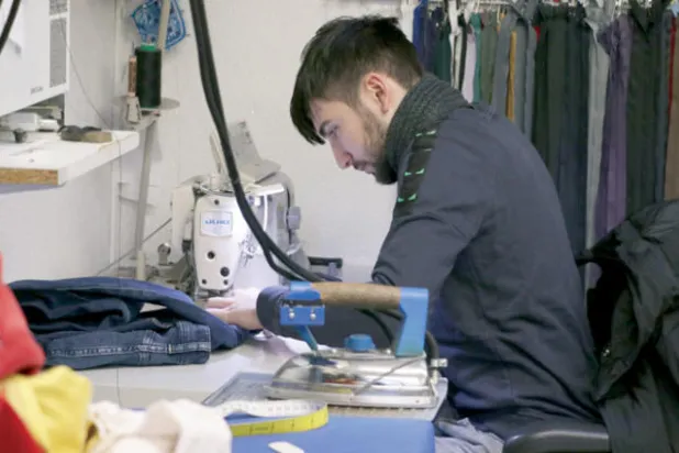 تجديد الملابس القديمة... بين الاقتصاد والبيئة