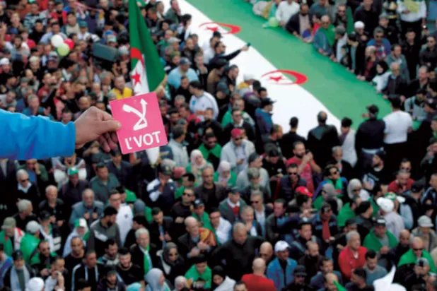 جزائريون خلال مسيرة بالعاصمة رفضاً للانتخابات يوم الجمعة الماضي (أ.ب)