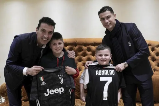 شاهد... رونالدو وبوفون يحققان حلم طفلين فقدا أقاربهما في زلزال ألبانيا