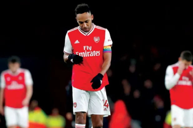 نتائج آرسنال الهزيلة تنعكس على وجه أوباميانغ وزملائه بعد توالي الخسائر (أ.ب)