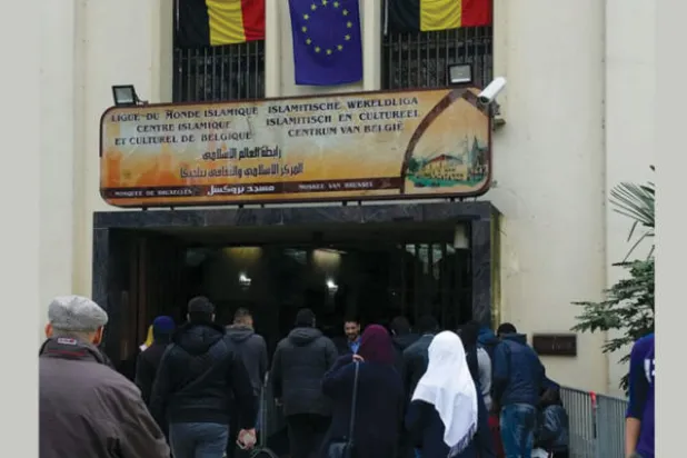 صورة لأبناء الجالية المسلمة في طريقهم إلى مسجد بروكسل الكبير (الشرق الأوسط)