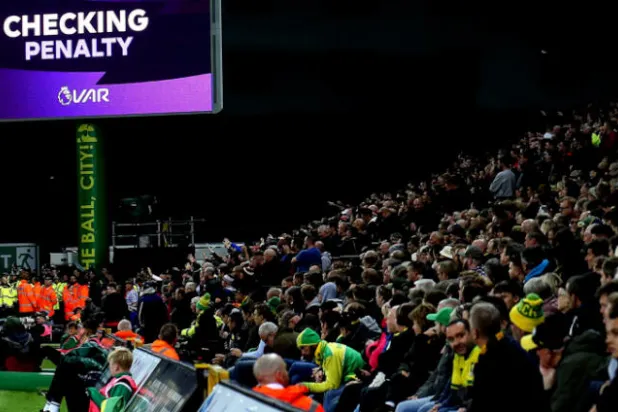 فوضى حكم الفيديو تثير جماهير الكرة الإنجليزية