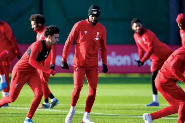 لاعبو ليفربول خلال التدريبات أمس قبل مواجهة ريد بول الحاسمة اليوم (أ.ف.ب)