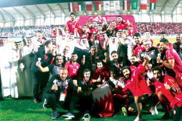 بحرین کی قومی ٹیم کو کل دوحہ میں ہونے والے "خلیجی 24" کے فائنل میں اپنی کامیابی کا جشن مناتے ہوئے دیکھا جا سکتا ہے (رائٹرز)