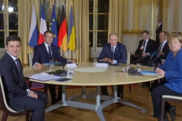 قمة رباعية حول أوكرانيا تمثل اختباراً دبلوماسياً لماكرون وزيلينسكي