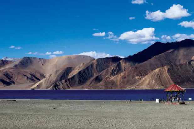 بحيرة بانغونغ بمياهها اللازوردية وحولها بعض من جبال الهيمالايا