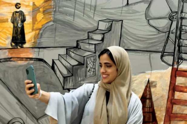 يتضمّن المعرض لوحات عصرية بامتياز (تصوير: بشير صالح)