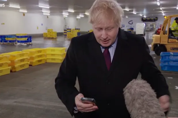 جونسون ينتزع هاتف مراسل لتجنب رؤية صورة صادمة لطفل مريض بمستشفى