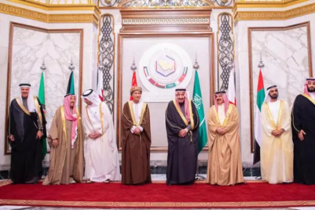 کل ریاض کے اجلاس میں شاہ سلمان کو خلیج تعاون کونسل کے رہنماؤں کے درمیان میں دیکھا جا سکتا ہے (ایس پی اے) 