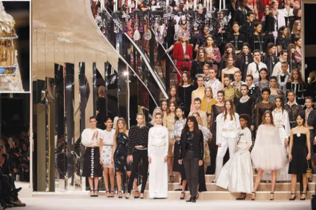 المصممة فيرجيني فيار تتوسط العارضات بعد نهاية العرض، وفي الإطار حقيبة على شكل قفص