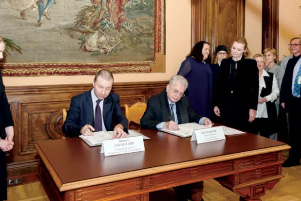 بيتروفسكي والموسوي يوقعان اتفاقية تبادل المعروضات الأثرية في قصر الإرميتاج ({الشرق الأوسط})