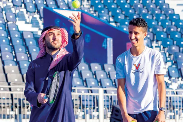 الفيصل مع النجم السعودي عمار الحقباني خلال ممارستهما الإرساليات في ملعب التنس أمس