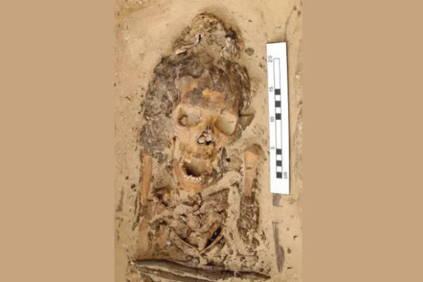 العثور على مومياواتين فرعونيتين تحملان قبعتين ملتصقتين بالرأس