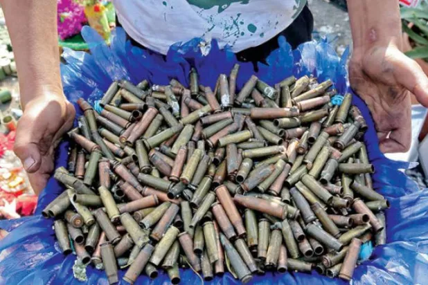 کل مظاہرہ کرنے والے ایک عراقی شخص کو وسطی بغداد کے تحریر اسکوائر سے جمع کی گئی خالی گولیوں کو دکھاتے ہوئے دیکھا جا سکتا ہے (اے ایف پی)