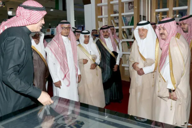 الفيصل يدشن معرض جدة الدولي للكتاب ويكرم 3 رموز ثقافية وإعلامية