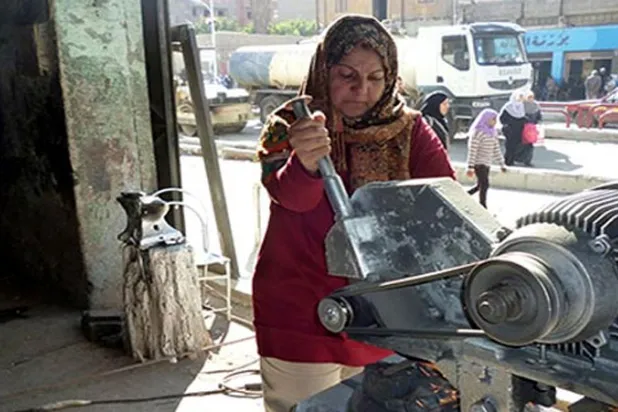 سودانيات يعملن في مهن رجالية شاقة