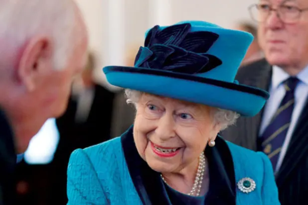 تسعى الملكة إليزابيث إلى تعيين خبير في التواصل الاجتماعي من أجل مساعدتها على مواصلة الاتصال مع الملايين من متابعيها (أ.ب)