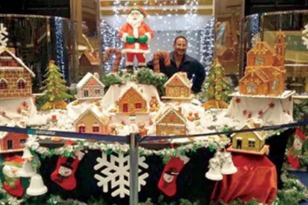 يتفنن أحمد عبد السلام بالسكريات ويجعل منها قصورا 