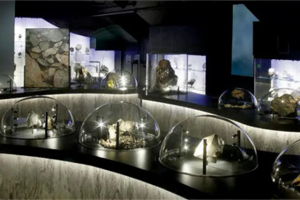 متحف للنيازك وصخور القمر يجتذب الزوار في ولاية مين الأميركية