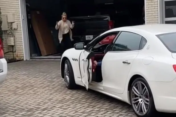 لاعب بيسبول يكافئ والدته لإقلاعها عن التدخين... شاهد رد فعلها