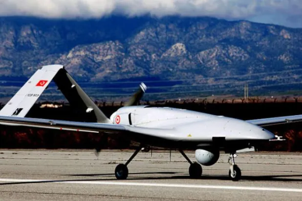 گذشتہ روز قبرص کے شمالی علاقہ فاماگستا میں واقع گیگٹ فورٹ کے ہوائی اڈہ پر "بائریکدار ٹی پی 2" کے قسم کے ترک ڈرون جہاز کو دیکھا جا سکتا ہے