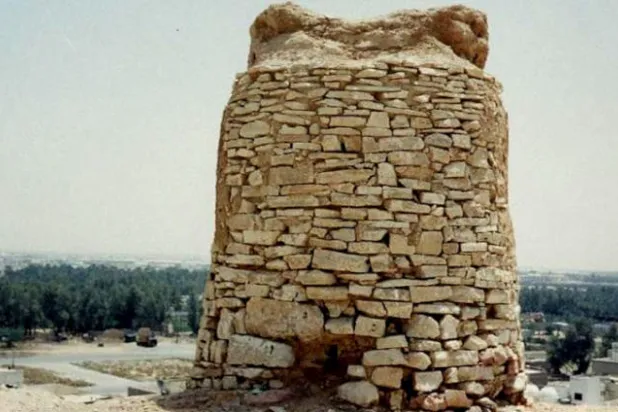 أحد الأبراج المطلة على بلدة منفوحة من الغرب  ويسمى «كُليب منفوحة» تشبيهاً له بكلب الحراسة