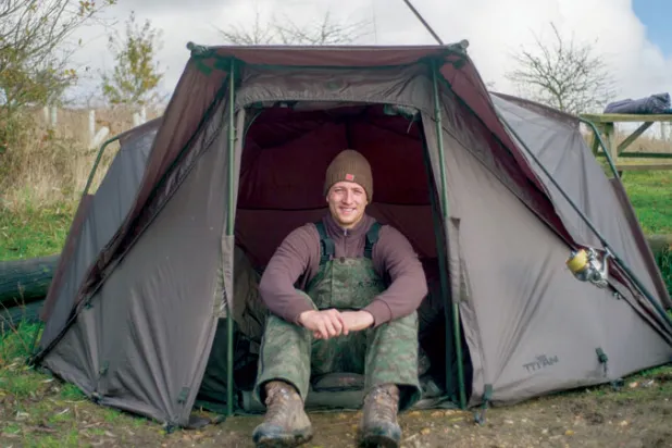 نوريس خلال أيام التخييم من أجل صيد الأسماك