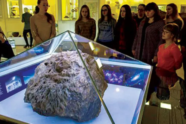 نيزك داخل هرم زجاجي يرتفع بطريقة غامضة