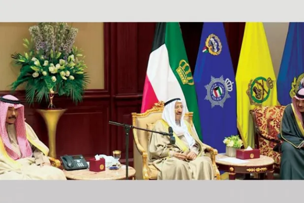 امیر کویت شیخ صباح الاحمد الصباح اور ان کے ولی عہد شہزادہ شیخ نواف الاحمد الصباح کو نئی حکومت کے سربراہ شیخ صباح الخالد الصباح اور ان کی حکومت کے ارکان کا استقبال کرتے ہوئے دیکھا جا سکتا ہے(کے یو این)