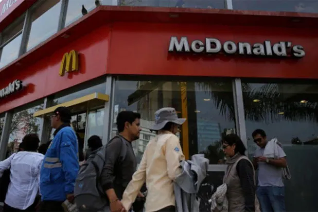«ماكدونالدز» يغلق مطاعمه في بيرو حداداً على وفاة عاملين صعقاً بالكهرباء
