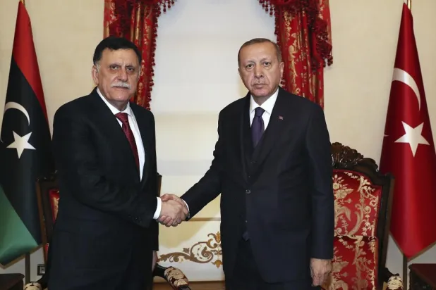 Türkiye Başkanı Erdoğan ile UMH Başkanı Fayiz es-Serrac’ın İstanbul görüşmesinden bir kare (AP)