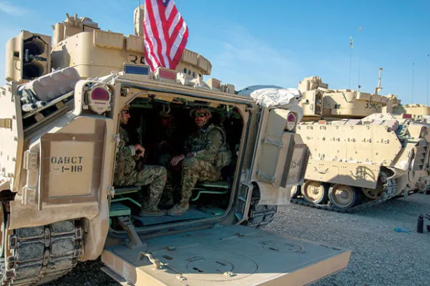 طاقم عسكري في قاعدة أميركية شرق سوريا (أ.ب)