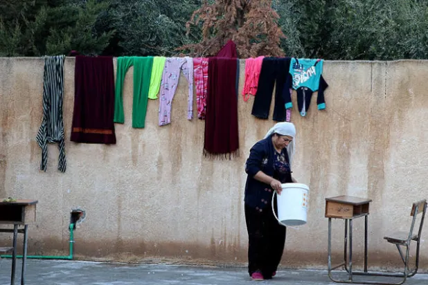 نازحة من رأس العين في مدرسة جنوب الحسكة (الشرق الأوسط)