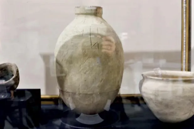 أوانٍ فخارية أثرية عثرت عليها البعثة الفرنسية