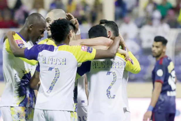 لاعبو النصر يحتفلون بهدفهم الثالث في مرمى العدالة (تصوير: عيسى الدبيسي)
