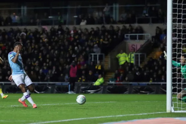 سترلينغ يسجل ثالث أهداف سيتي ليؤمن الفوز على أوكسفورد (رويترز)