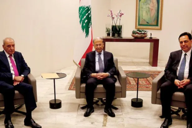 پارلیمنٹ کے اسپیکر نبیہ بری کی موجودگی میں نامزد وزیر اعظم حسان دیاب کا استقبال کرتے ہوئے صدر مائکل عون کو دیکھا جا سکتا ہے (اے پی)