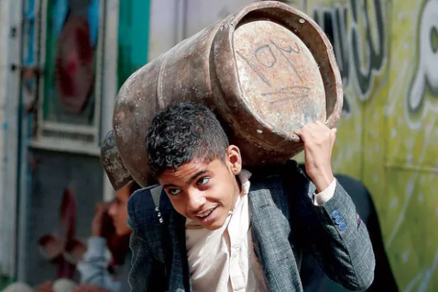 الحوثيون يفاقمون خنق الاقتصاد مقابل مساعٍ حكومية لإنعاشه