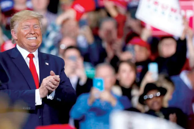 ترمب في فعالية انتخابية بمشيغان مساء أول من أمس (أ.ف.ب)