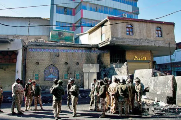 مظاہرین کے ساتھ ہونے والی جھڑپوں کے بعد عراقی فوج کو بغداد میں الرشید اسٹریٹ پر اپنا مورچہ سنبھالتے ہوئے دیکھا جا سکتا ہے (اے پی)