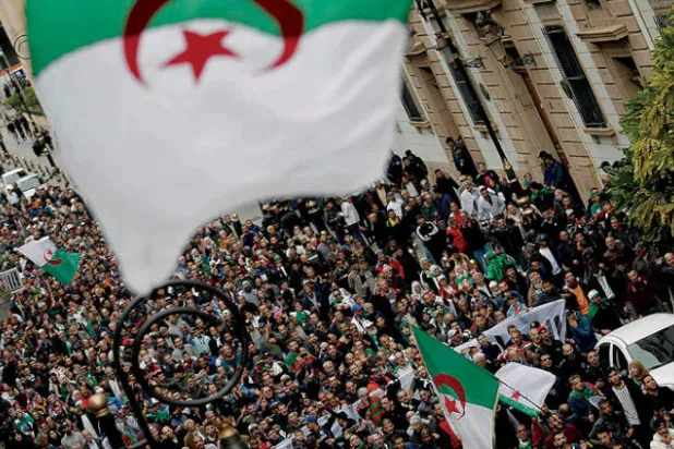 الجزائريون يواصلون الاحتجاج بعد تنصيب الرئيس الجديد