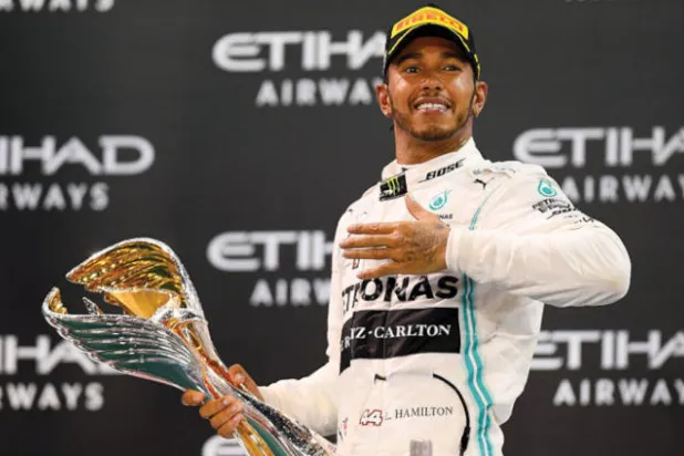 هاميلتون يحلم بـ«فيراري» لكن الرقم القياسي أولًا