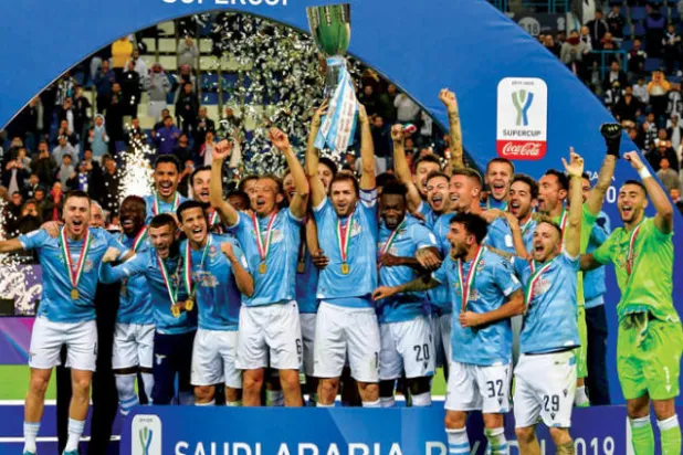 لاعبو لاتسيو يحتفلون في الرياض بكأس السوبر الإيطالي بعد تغلبهم على يوفنتوس أمس (أ.ف.ب)