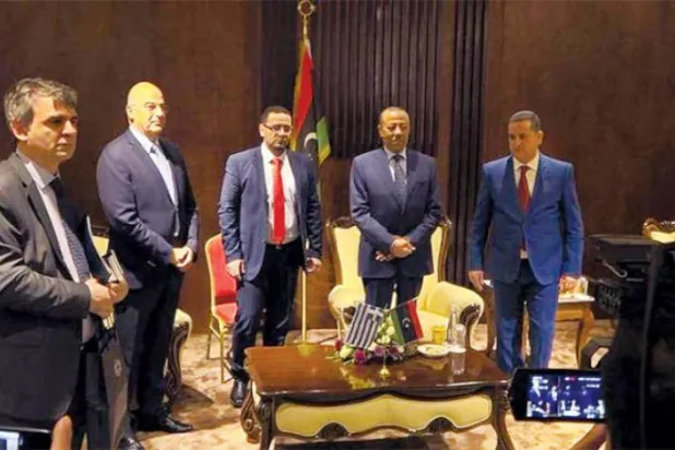 گذشتہ روز بنغازی میں دفتر کے ذریعہ یونانی وزیر خارجہ سے ملاقات کی نشر کردہ تصویر کو دیکھا جا سکتا ہے