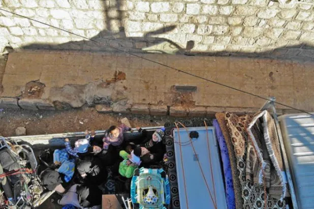 Suriye'de Maarat el-Numan sakinleri bilinmeze doğru kaçıyor