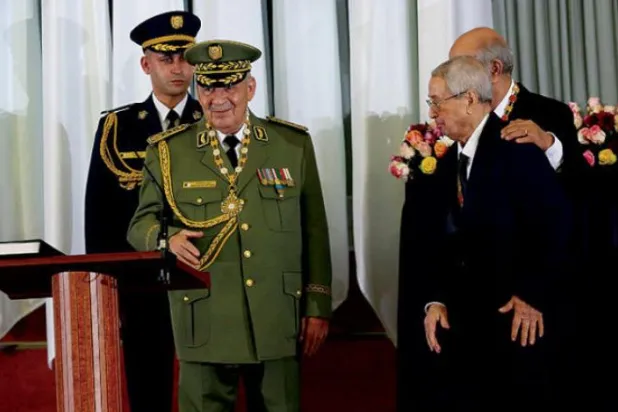 گذشتہ جمعرات کو نئے صدر عبد المجید تبون کی حلف برداری کے موقع پر لی گئی صالح کی آخری تصویر کو دیکھا جا سکتا ہے (رائٹرز)