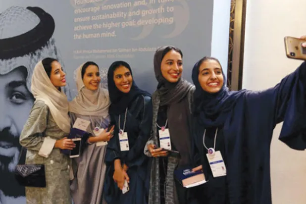 94 % من الطالبات السعوديات في «تويتر»... وقضايا المرأة تشغل 36 % منهن