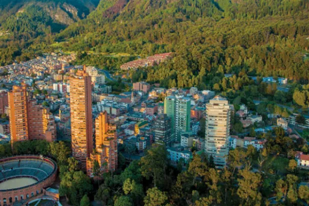 منظر لساحة بوغوتا وجبال الإنديز في الخلف