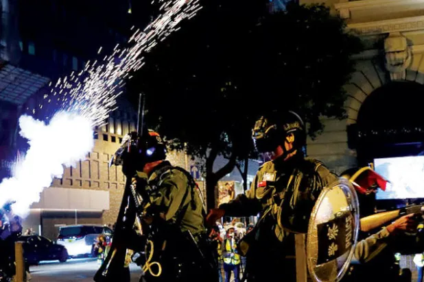 مواجهات في مراكز تجارية في هونغ كونغ عشية الميلاد