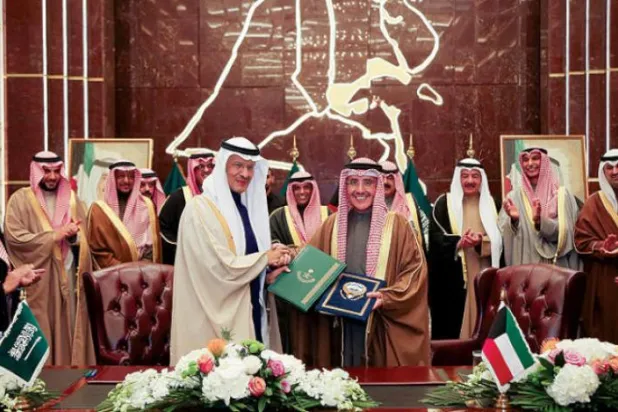 گذشتہ روز معاہدہ پر دستخط کے دوران سعودی وزیر توانائی شہزادہ عبد العزیز بن سلمان اور کویتی وزیر خارجہ احمد ناصر الصباح کو دیکھا جا سکتا ہے "الشرق الاوسط"